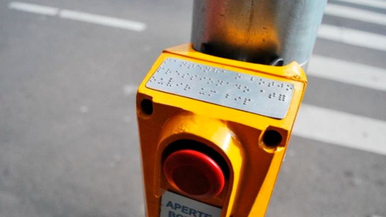 Situação expõe necessidade de avanços na mobilidade para pessoas com deficiência visual