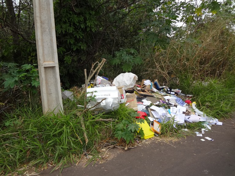 Lixo e entulho continuam a ser descartados nas proximidades da Câmara Municipal Lixo e entulho continuam a ser descartados nas proximidades da Câmara Municipal