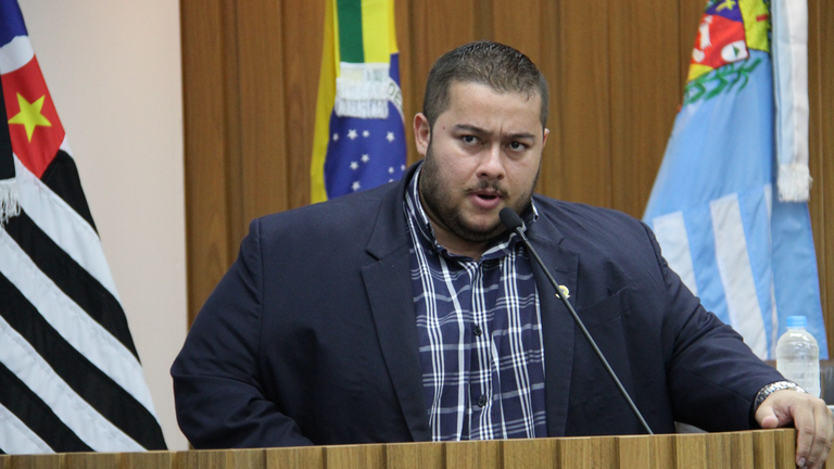 Lixo exposto no comércio de Assis é motivo de requerimento do vereador Douglas Azevedo