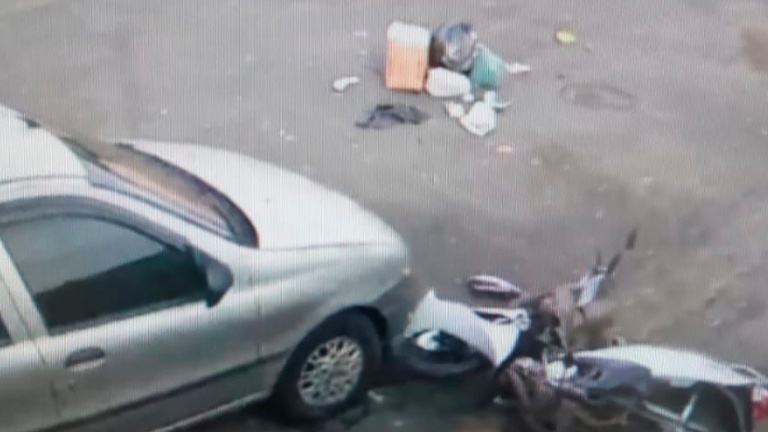 Lixo no meio da Rua Cambé gera alerta sobre risco de acidentes em Assis