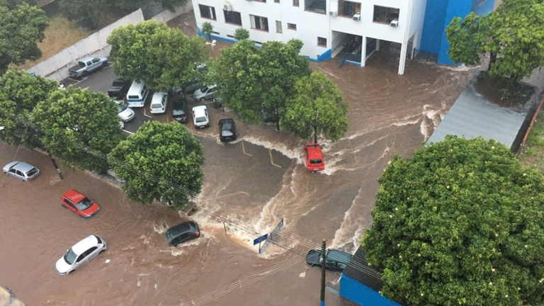 A obra prevê a implantação de um novo sistema de galerias de drenagem, com capacidade ampliada para o escoamento das águas pluviais
