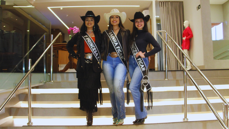 Moção de Aplausos: Câmara homenageia rainha e princesas da festa da FICAR 2024