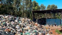 Durante fiscalização, vereador Timba questionou o acúmulo de resíduos fora da área coberta e afirmou que o material deveria ser encaminhado para um aterro credenciado