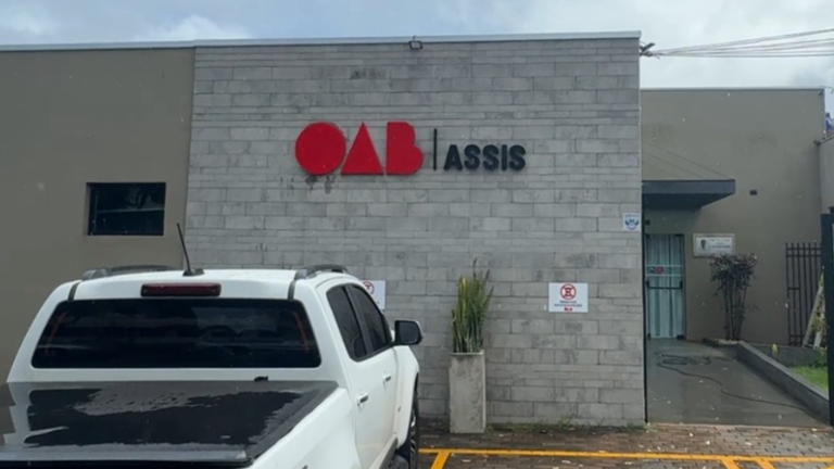 Para quem possui processo em andamento, a recomendação é manter comunicação constante com o advogado responsável pela causa e desconfiar de qualquer contato fora dos meios habituais