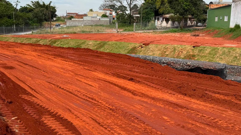 Obras no entorno da Câmara avançam com recomposição do terreno