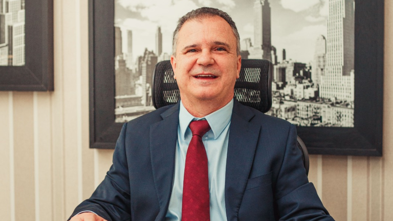 A cerimônia é aberta ao público, com início às 19h, no Plenário da Casa de Leis