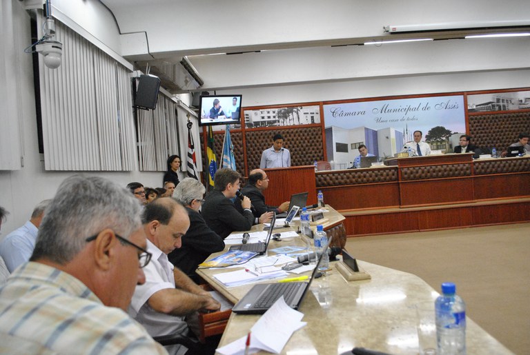 Prefeito responde perguntas dos vereadores durante quatro horas na câmara Prefeito responde perguntas dos vereadores durante quatro horas na câmara