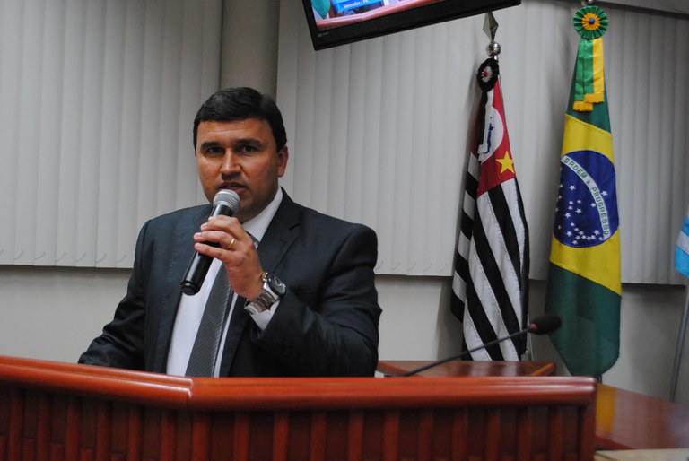 Prefeitura diz não ter verba para dar uniforme escolar aos alunos Prefeitura diz não ter verba para dar uniforme escolar aos alunos