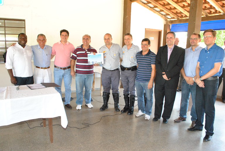 Presidente da câmara e vereadores homenageiam Policiais Rodoviários Presidente da câmara e vereadores homenageiam Policiais Rodoviários
