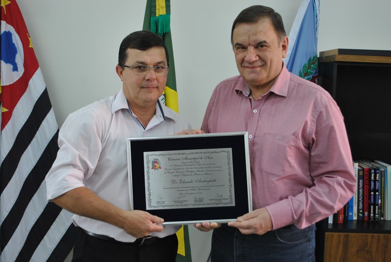 Presidente da Câmara entrega Título ao Dr. Andreghetti Presidente da Câmara entrega Título ao Dr. Andreghetti