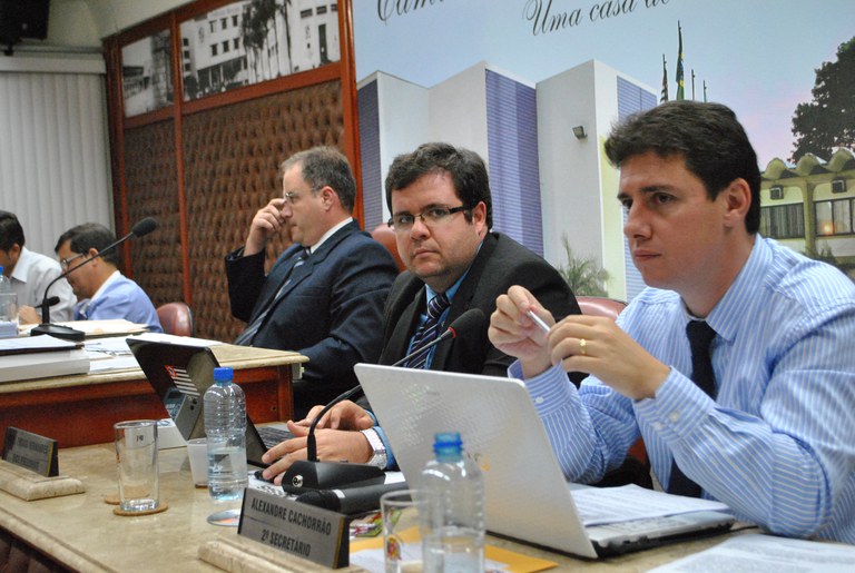 Primeira sessão de dezembro da Câmara vota “Orçamento 2015” Primeira sessão de dezembro da Câmara vota “Orçamento 2015”