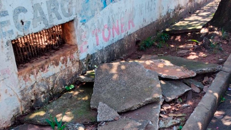Problemas em calçada colocam pedestres em risco na região central de Assis