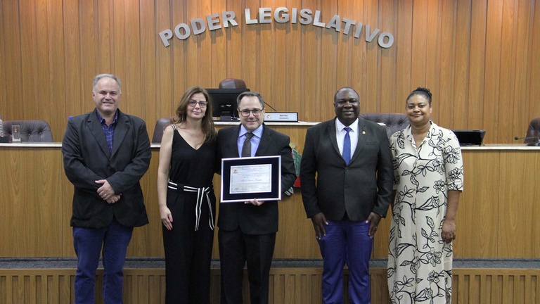 Título consagra a relevância do trabalho educacional e social do professor no município