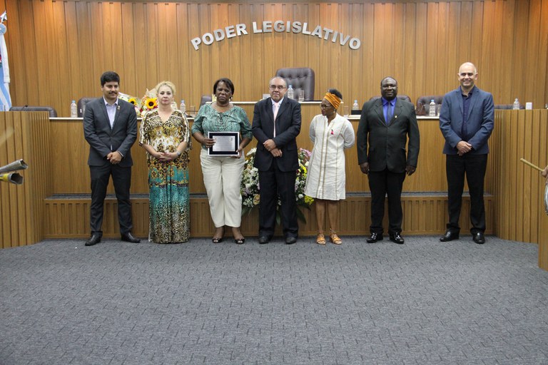Professora de Assis recebe Diploma Zumbi dos Palmares da Câmara Municipal