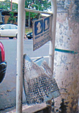 Professora Dedé solicita manutenção nas lixeiras do centro da cidade Professora Dedé solicita manutenção nas lixeiras do centro da cidade