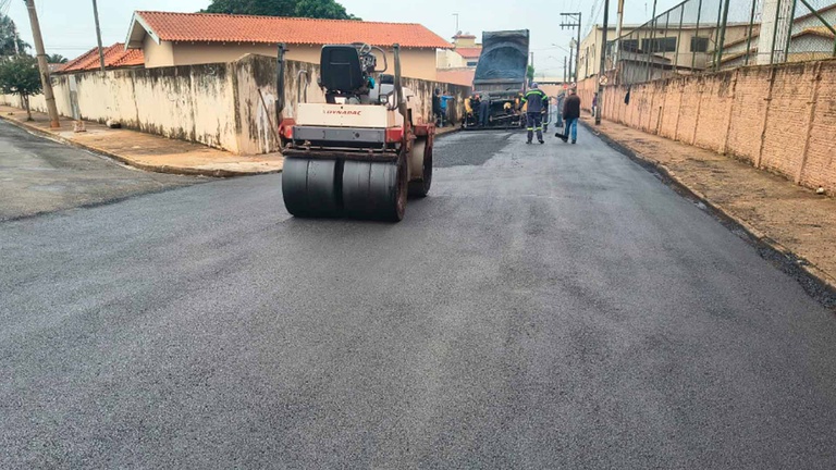 Serviço foi executado em trecho da Rua Adib Jamal Soubhie, na Vila Brasileira, que apresentava desgaste no pavimento e remendos no asfalto