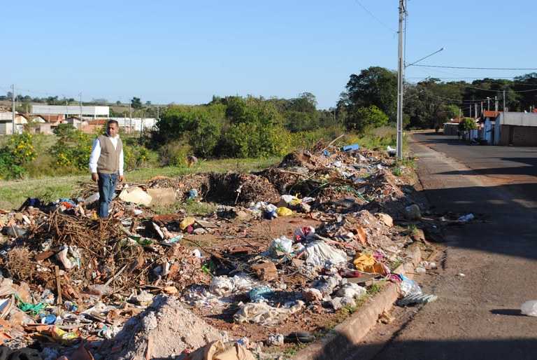 Reinaldo da CREMOS alerta sobre o lixo doméstico no Park Colinas