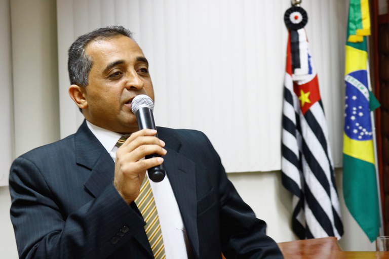 Reinaldo da CREMOS ouve reivindicação de moradores da COHAB 4 Reinaldo da CREMOS ouve reivindicação de moradores da COHAB 4