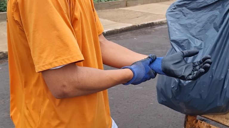 O objetivo é verificar se os profissionais responsáveis pela coleta de resíduos sólidos urbanos, em Assis, dispõem de equipamentos de proteção adequados aos riscos da atividade e às condições de trabalho