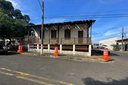Prédio histórico está interditado pela Defesa Civil e situação preocupa devido ao risco estrutural da cobertura