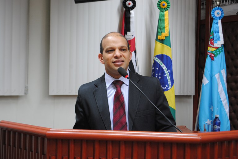 Roque Vinicius apresenta diversos requerimentos em Sessão Ordinária Roque Vinicius apresenta diversos requerimentos em Sessão Ordinária