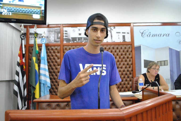 Sessão aprova 03 dos quatro projetos apresentados Sessão aprova 03 dos quatro projetos apresentados