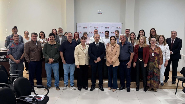 Encontro promovido a pedido da prefeita Telma Spera reuniu representantes dos três poderes, gestores de saúde e secretários