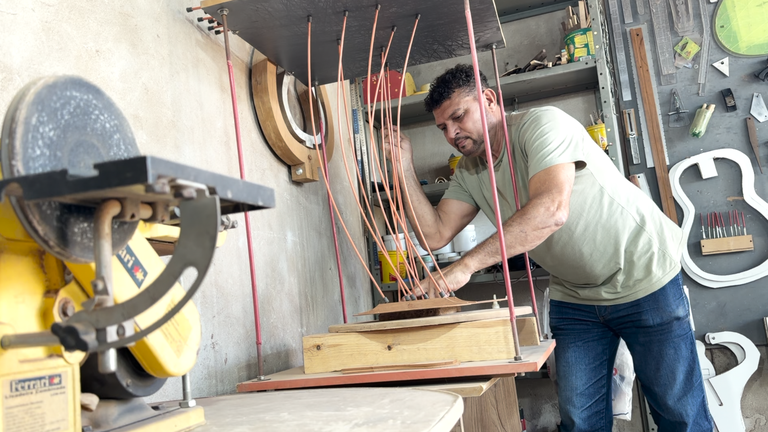 Talento de Assis: luthier transforma madeira em música