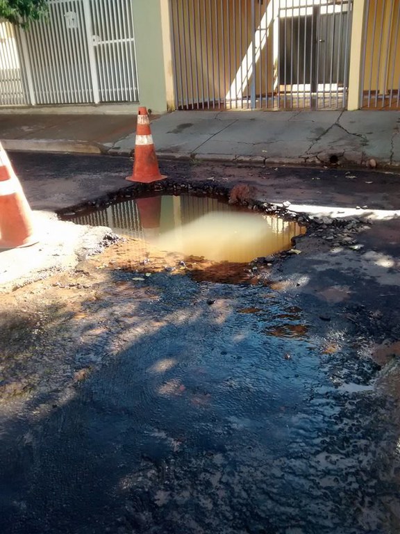 Timba encontra mina d’água que nasce no centro da cidade Timba encontra mina d’água que nasce no centro da cidade