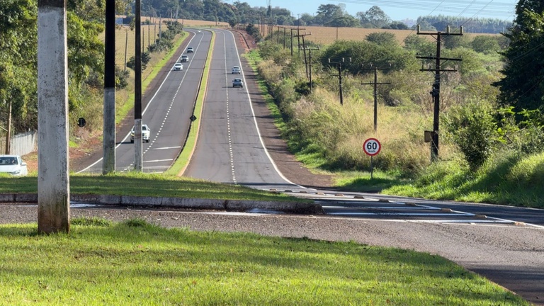 Fluxo intenso de veículos e relatos de excesso de velocidade preocupam quem utiliza a via