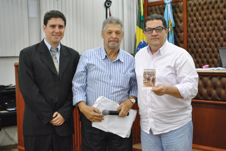 Tropeiros fazem homenagem á Câmara Municipal Tropeiros fazem homenagem á Câmara Municipal
