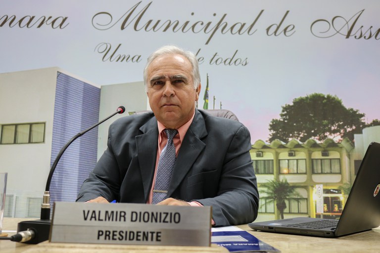 Valmir Dionizio requer melhorias em via pública e no trânsito Valmir Dionizio requer melhorias em via pública e no trânsito