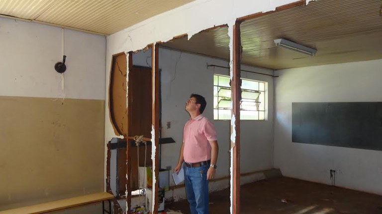 Vereador Alexandre pede providências na Escola Thomaz Menk Vereador Alexandre pede providências na Escola Thomaz Menk