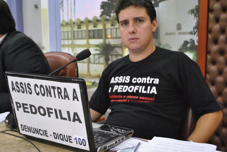 Vereador Alexandre veste a camisa contra a Pedofilia. Vereador Alexandre veste a camisa contra a Pedofilia.