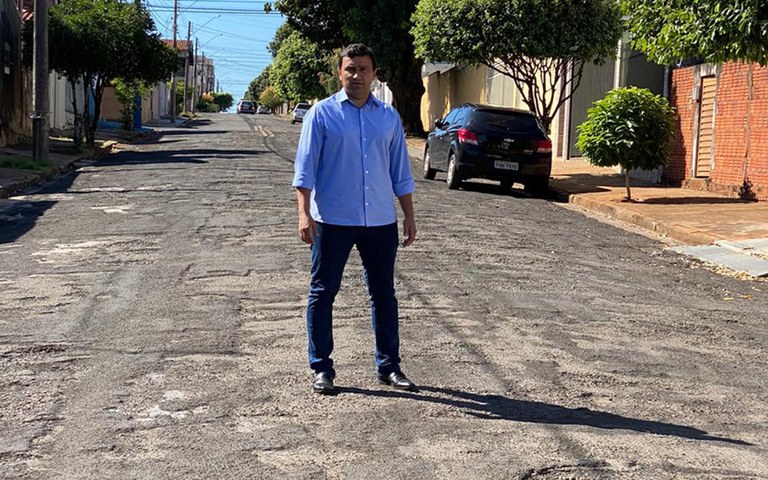 Vereador André Borracha solicita recapeamento asfáltico nas Vilas Orestes e Tênis Clube Vereador André Borracha solicita recapeamento asfáltico nas Vilas Orestes e Tênis Clube