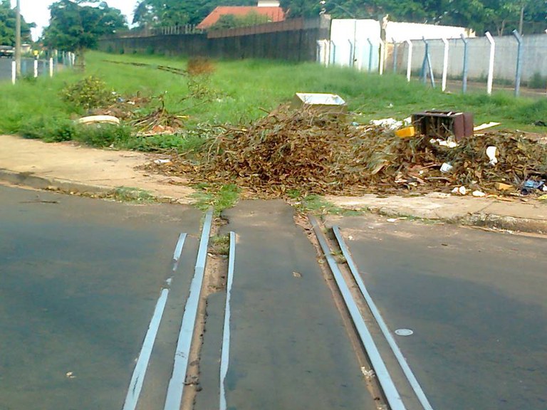 Vereador cobra Prefeitura para remover lixo e entulhos de linha férrea Vereador cobra Prefeitura para remover lixo e entulhos de linha férrea