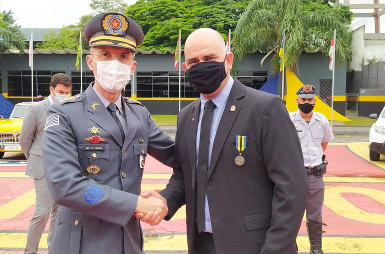 Vereador Gerson Alves é condecorado com a Medalha do Cinquentenário do Policiamento Rodoviário