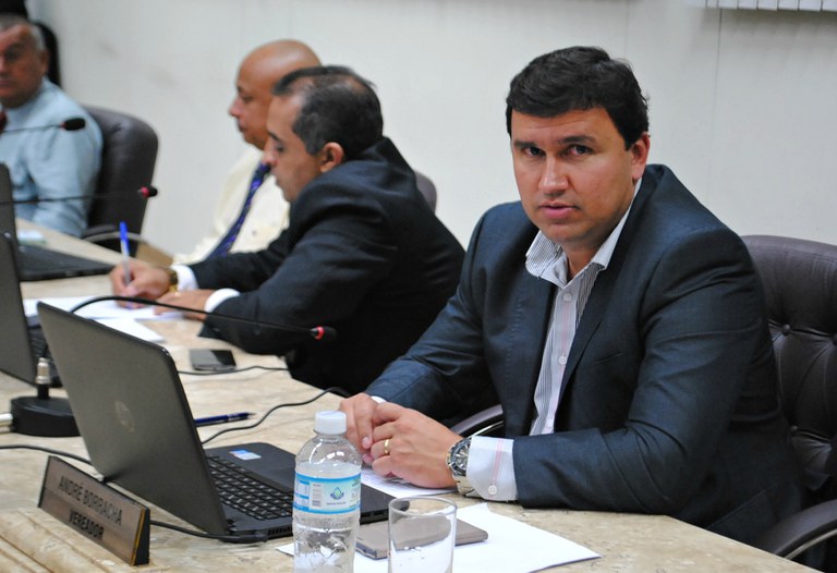 Vereador pede uniforme escolar aos alunos da rede municipal Vereador pede uniforme escolar aos alunos da rede municipal