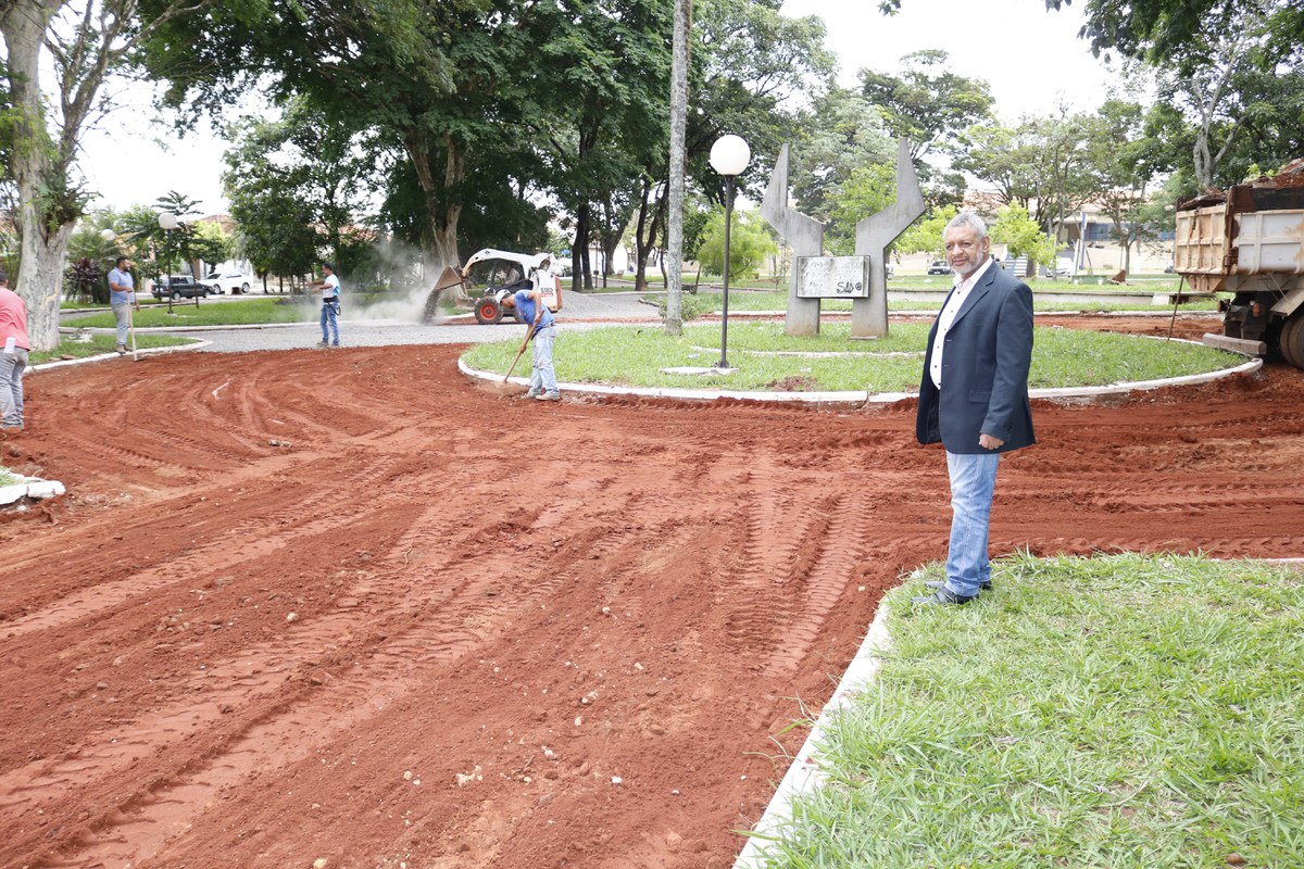 Prefeitura de Jataí realiza mutirão de poda e limpeza na Praça da Bíblia