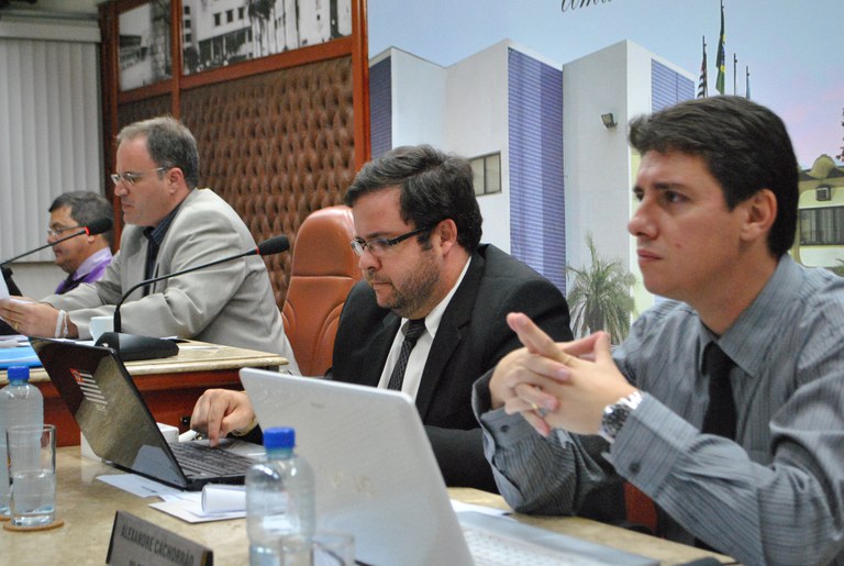 Vereadores aprovam orçamento do município para 2015 Vereadores aprovam orçamento do município para 2015