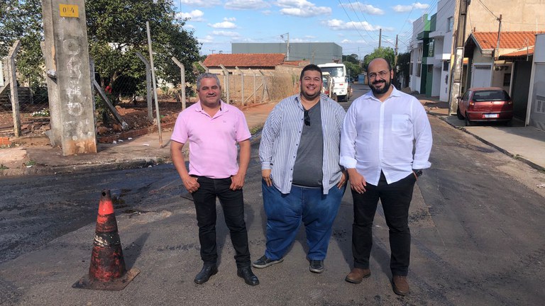 Vereadores cobram e asfalto chega à rua Antônio Viana Silva na Vila São João