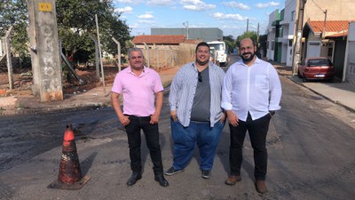 Vereadores cobram e asfalto chega à rua Antônio Viana Silva na Vila São João