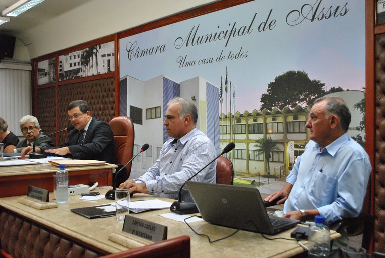 Vereadores criticam, mas aprovam aumento dos servidores Vereadores criticam, mas aprovam aumento dos servidores