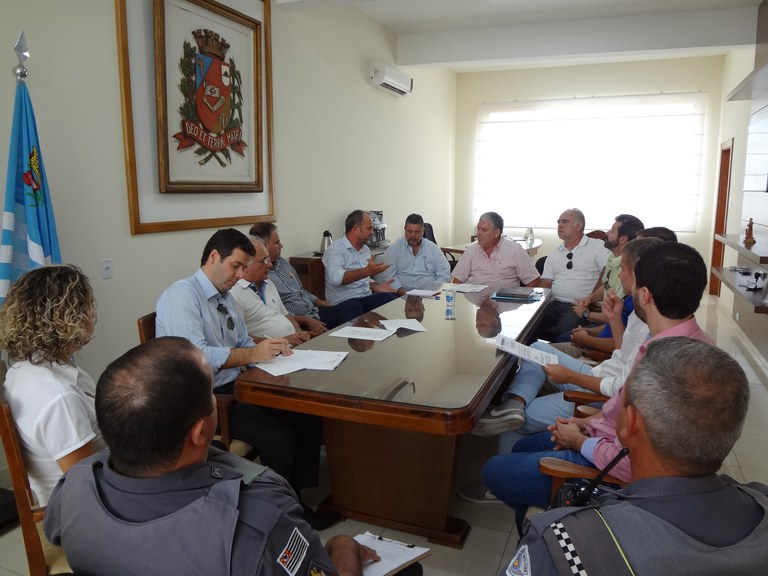 Vereadores e representantes do comércio local se reúnem com Prefeito para tratar dos ambulantes em Assis Vereadores e representantes do comércio local se reúnem com Prefeito para tratar dos ambulantes em Assis