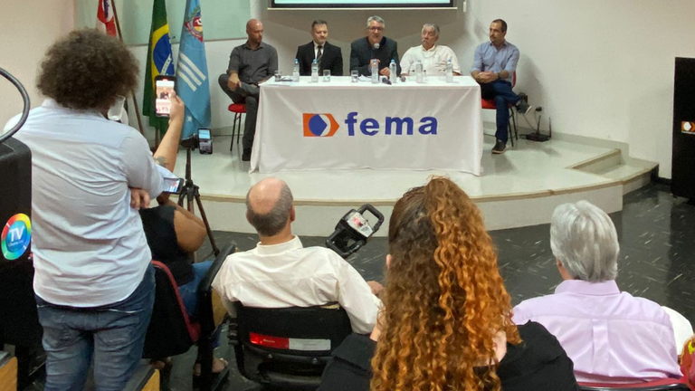 Vereadores entregam ao Ministro das Relações Institucionais ofícios direcionados à Saúde e Educação Vereadores entregam ao Ministro das Relações Institucionais ofícios direcionados à Saúde e Educação
