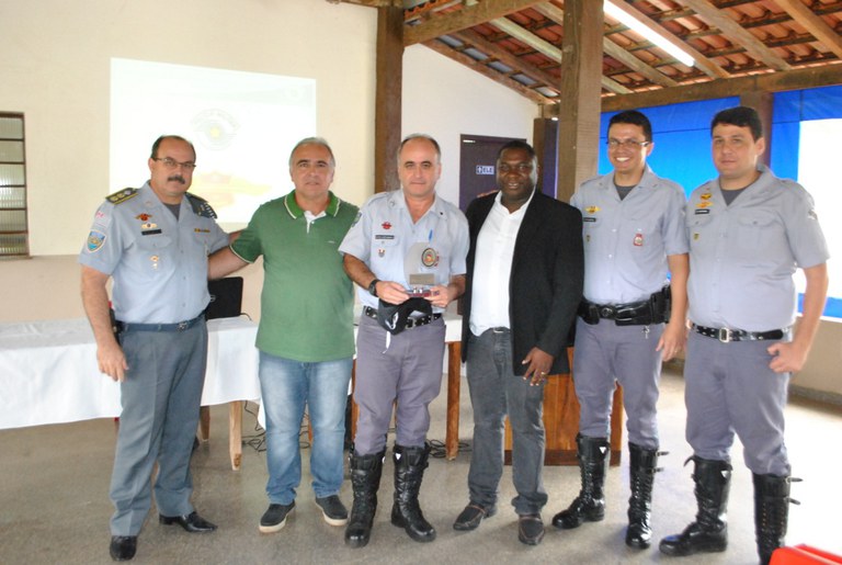 Vereadores entregam Diploma alusivo ao dia Municipal do Policiamento Rodoviário Vereadores entregam Diploma alusivo ao dia Municipal do Policiamento Rodoviário