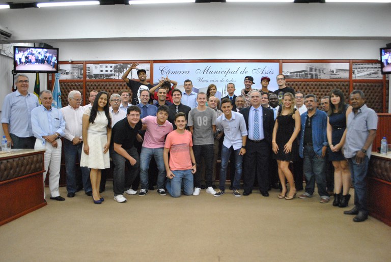 Vereadores homenageiam equipe da FEMA pelo vídeo que promove Assis Vereadores homenageiam equipe da FEMA pelo vídeo que promove Assis