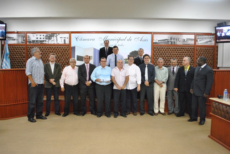 Vereadores homenageiam radialista durante sessão Vereadores homenageiam radialista durante sessão