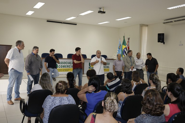 Vereadores participam de reunião sobre a realização das feiras itinerantes em Assis Vereadores participam de reunião sobre a realização das feiras itinerantes em Assis