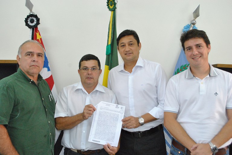 Vereadores recebem documento passando o CSU para o município Vereadores recebem documento passando o CSU para o município